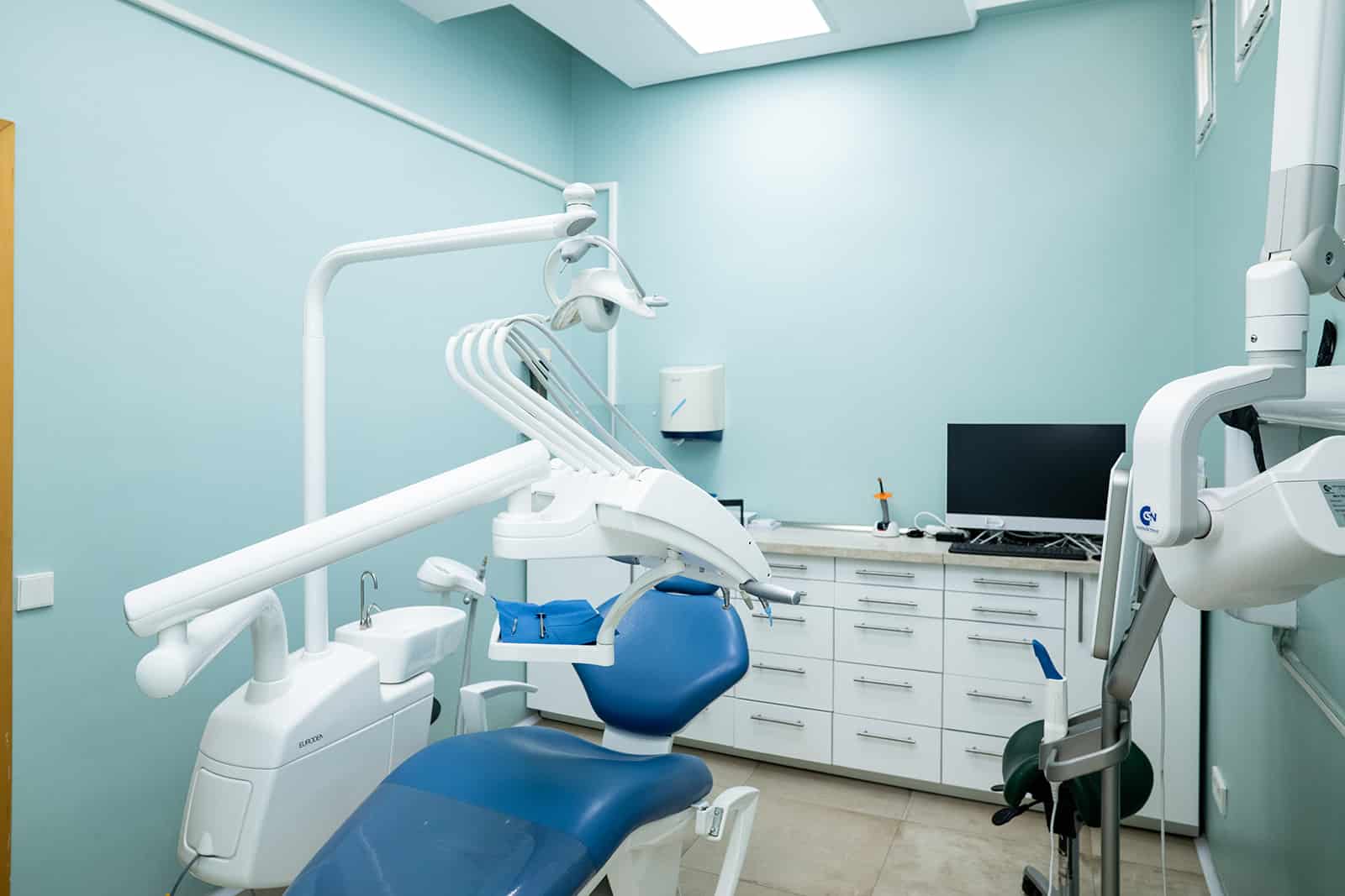 Gabinete dental de la clínica con sillón y equipo