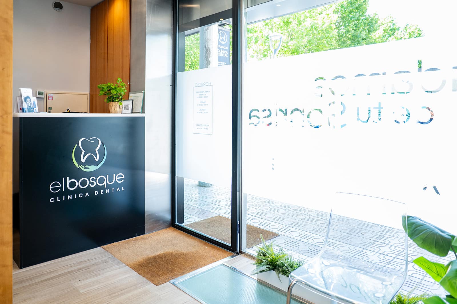 Recepción y entrada de Clínica Dental El Bosque en Villaviciosa de Odón